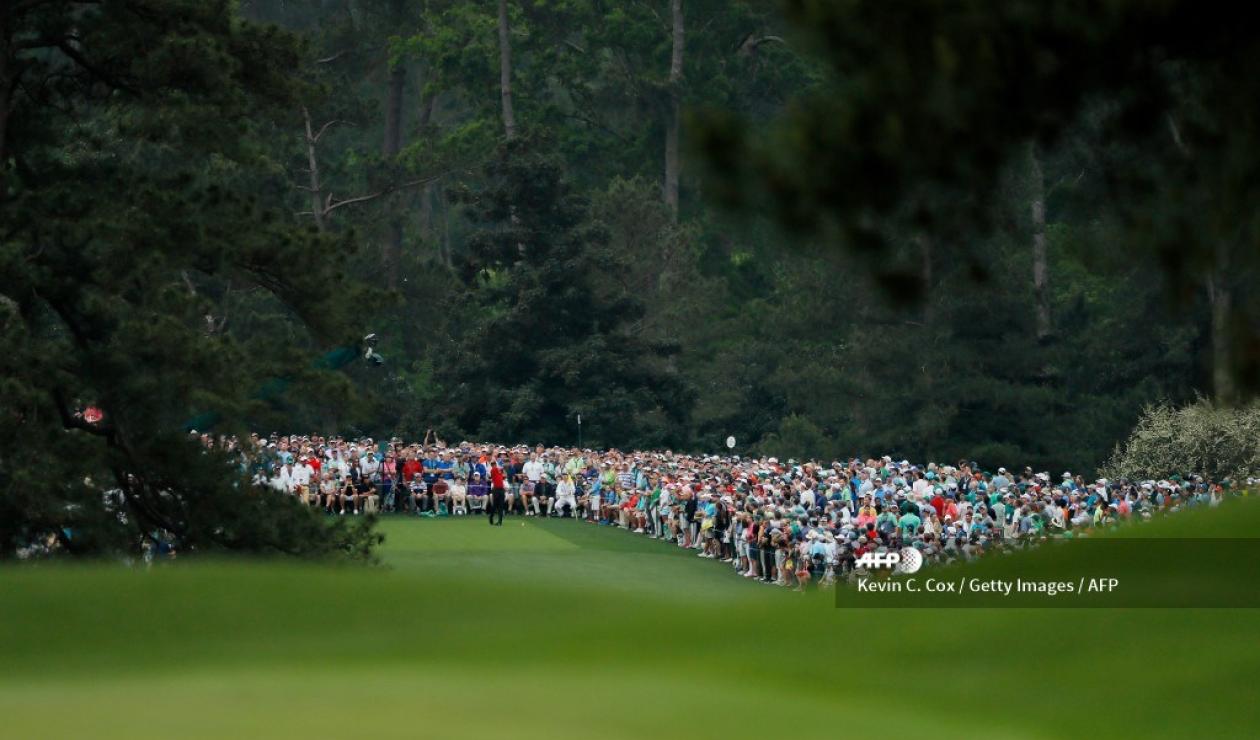 Tiger Woods superó a Dustin Johnson y Brooks Koepka