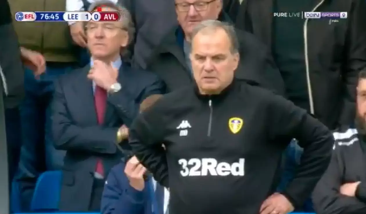 Marcelo Bielsa dando las órdenes para que Leeds s dejara empatar frente a Aston Villa