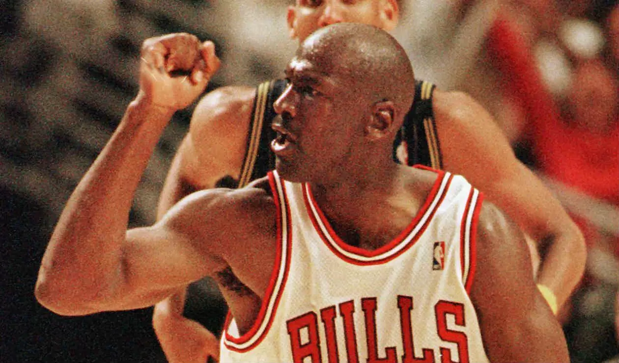 peligroso Sinceridad alguna cosa Michael Jordan fue elegido mejor basquetbolista de todos los tiempos |  Antena 2