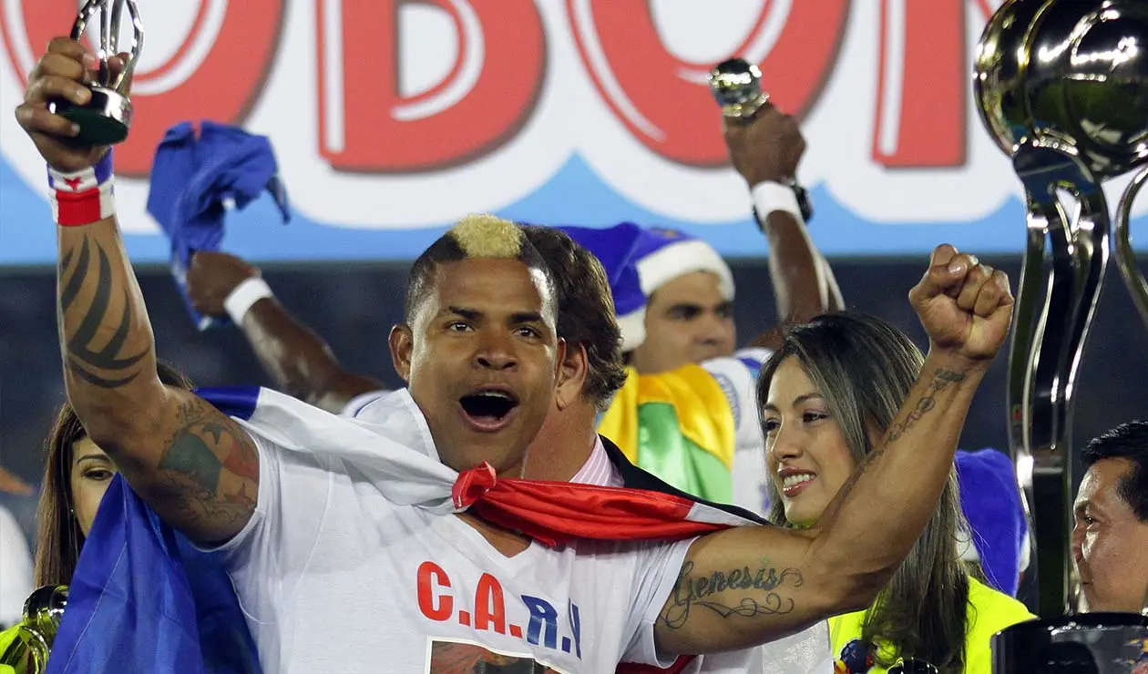Román Torres, central panameño jugando para Millonarios