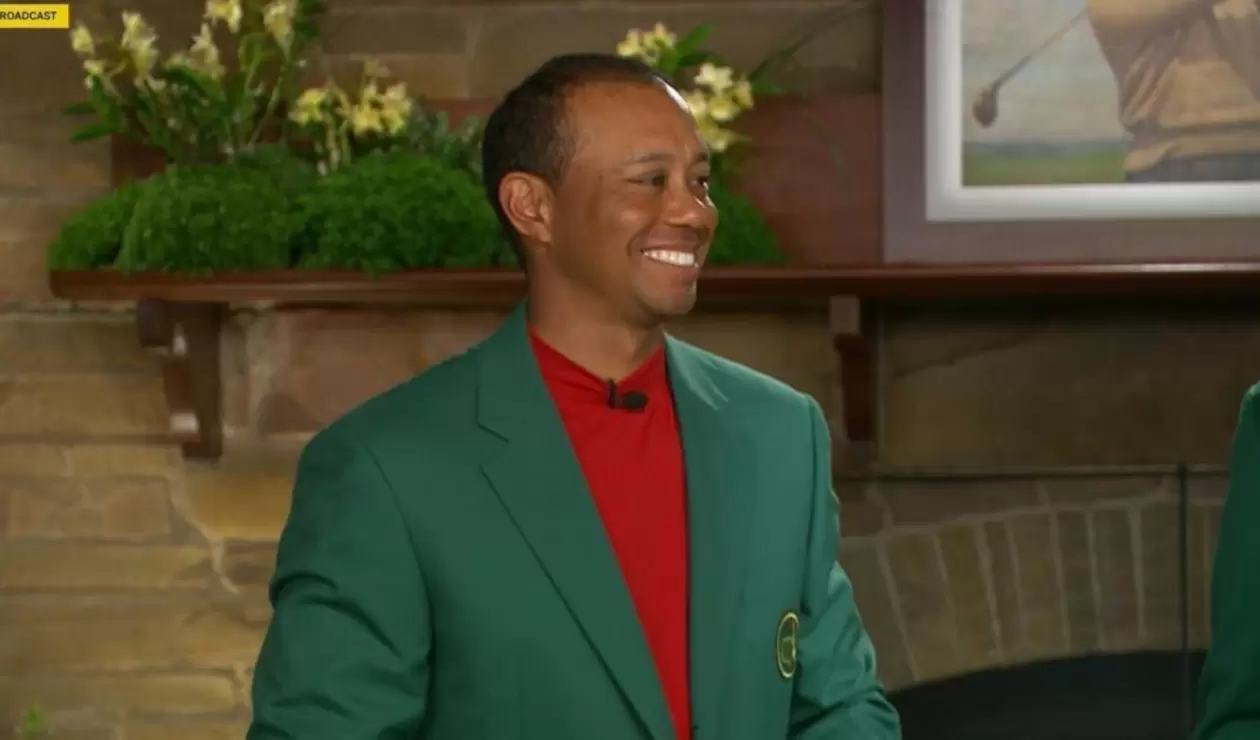Tiger Woods con la chaqueta verde de campeón del Masters de Augusta