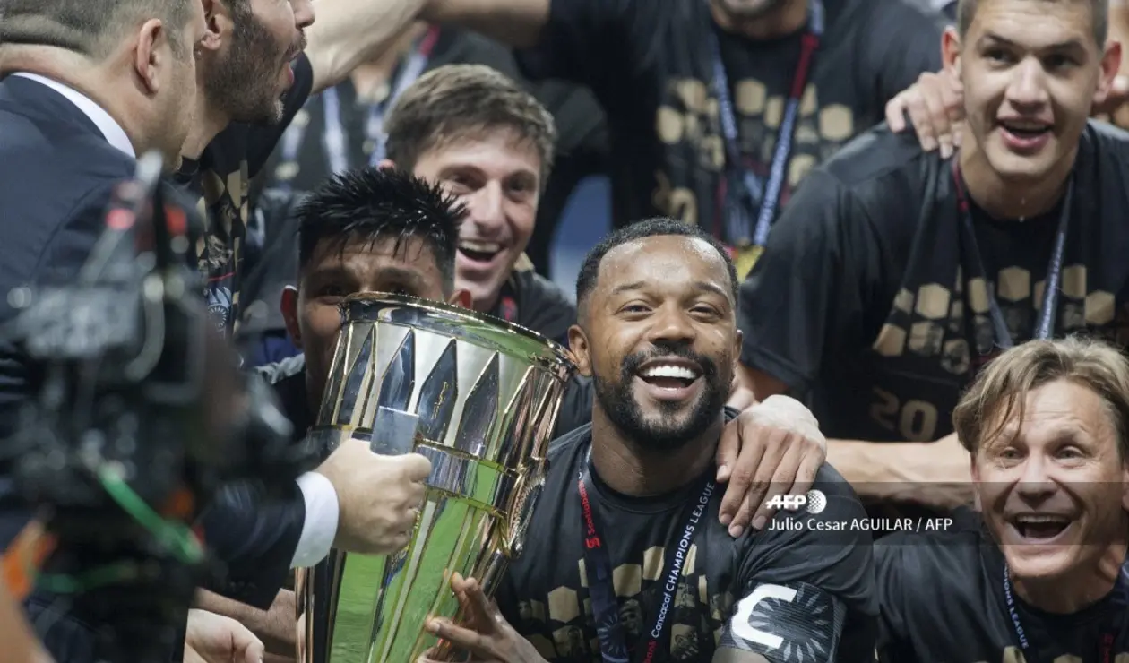 Dorlan Pabón celebrando el título de la Concachampions con la Premier League