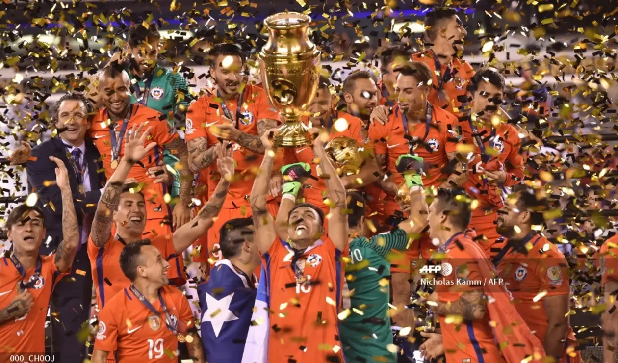 La selección chilena levantando el título de la Copa América Centenario 2016. 