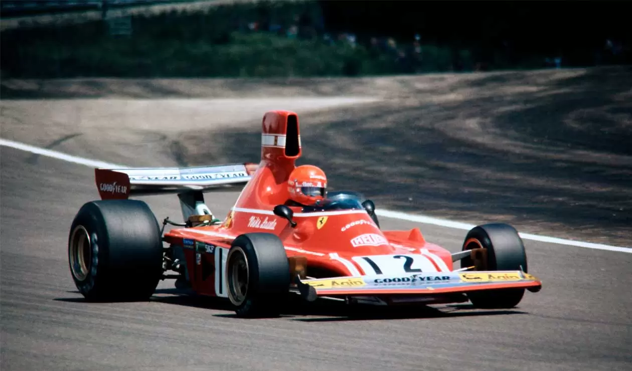 El piloto austriaco de Fórmula 1, Niki Lauda, ​​conduce su Ferrari 312 B3 durante el Gran Premio de Francia en 1974 