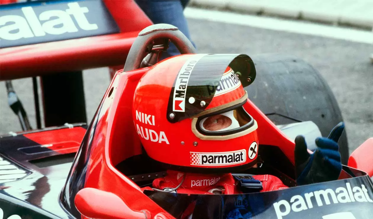 El piloto austriaco de Fórmula Uno, Niki Lauda, dentro de su automóvil durante una sesión de entrenamiento en el circuito de Le Castellet Paul Ricard (sur de Francia)