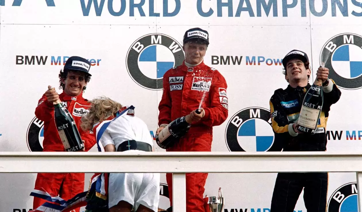 Niki Lauda acompañado en el podio por Alain Prost y Ayrton Sena 
