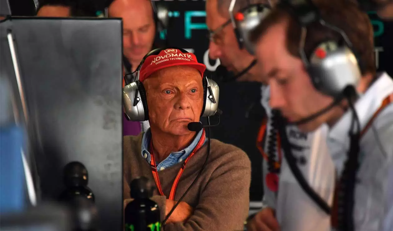 Niki Lauda como presidente del equipo Mercedes, ​​visto en boxes durante la primera sesión de práctica del Gran Premio de Fórmula Uno de Brasil en 2017 