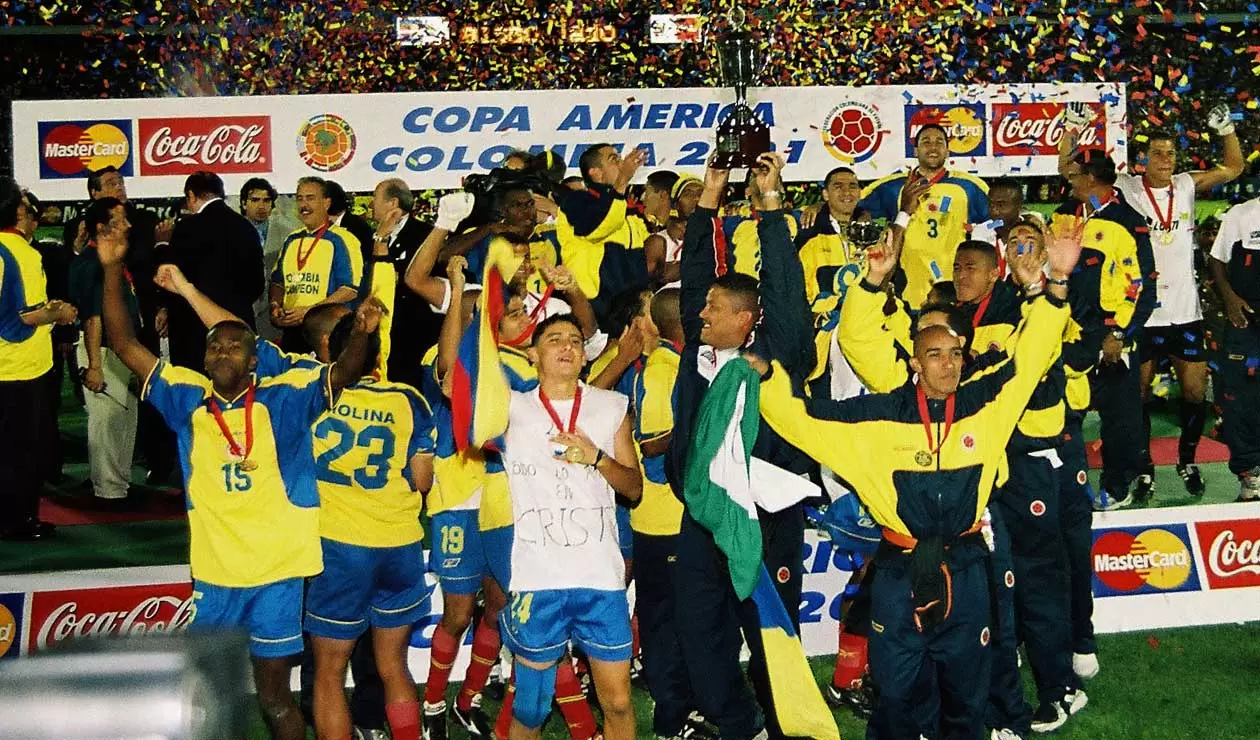 Colombia celebrando el título de la Copa América en 2001.