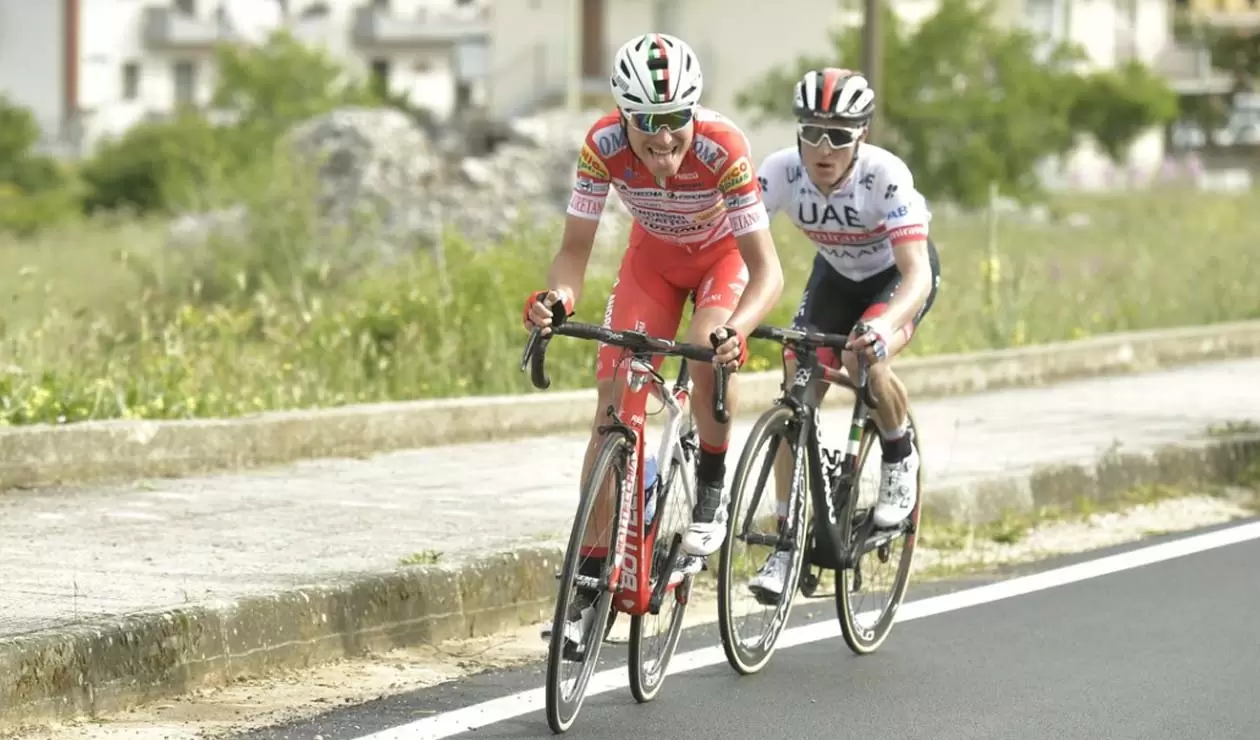 Fausto Masnada (Androni Giocattoli) y Valerio Conti (UAE) disputando la sexta etapa del Giro de Italia