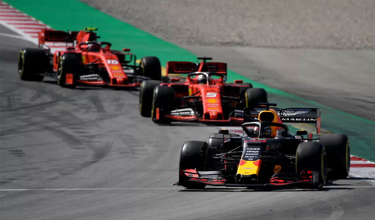Los Ferrari persiguiendo al Red Bull de Verstappen en el Gran Premio España de la Fórmula 1