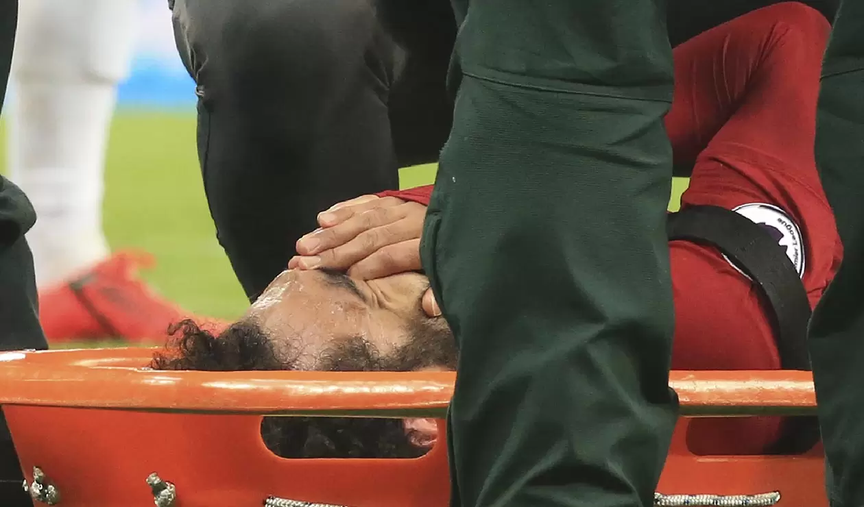 Mohamed Salah, fue sacado del terreno de juego en camilla tras un golpe