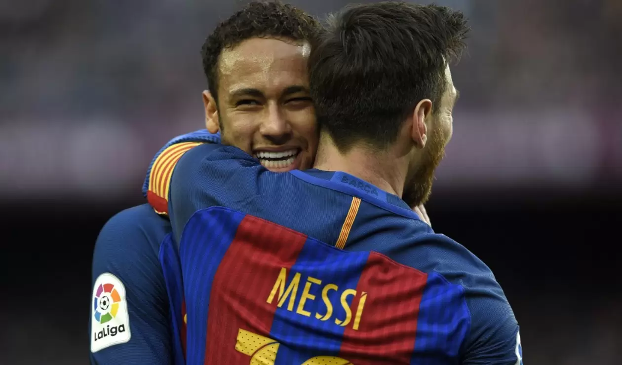 Neymar se funde en un abrazo con Messi