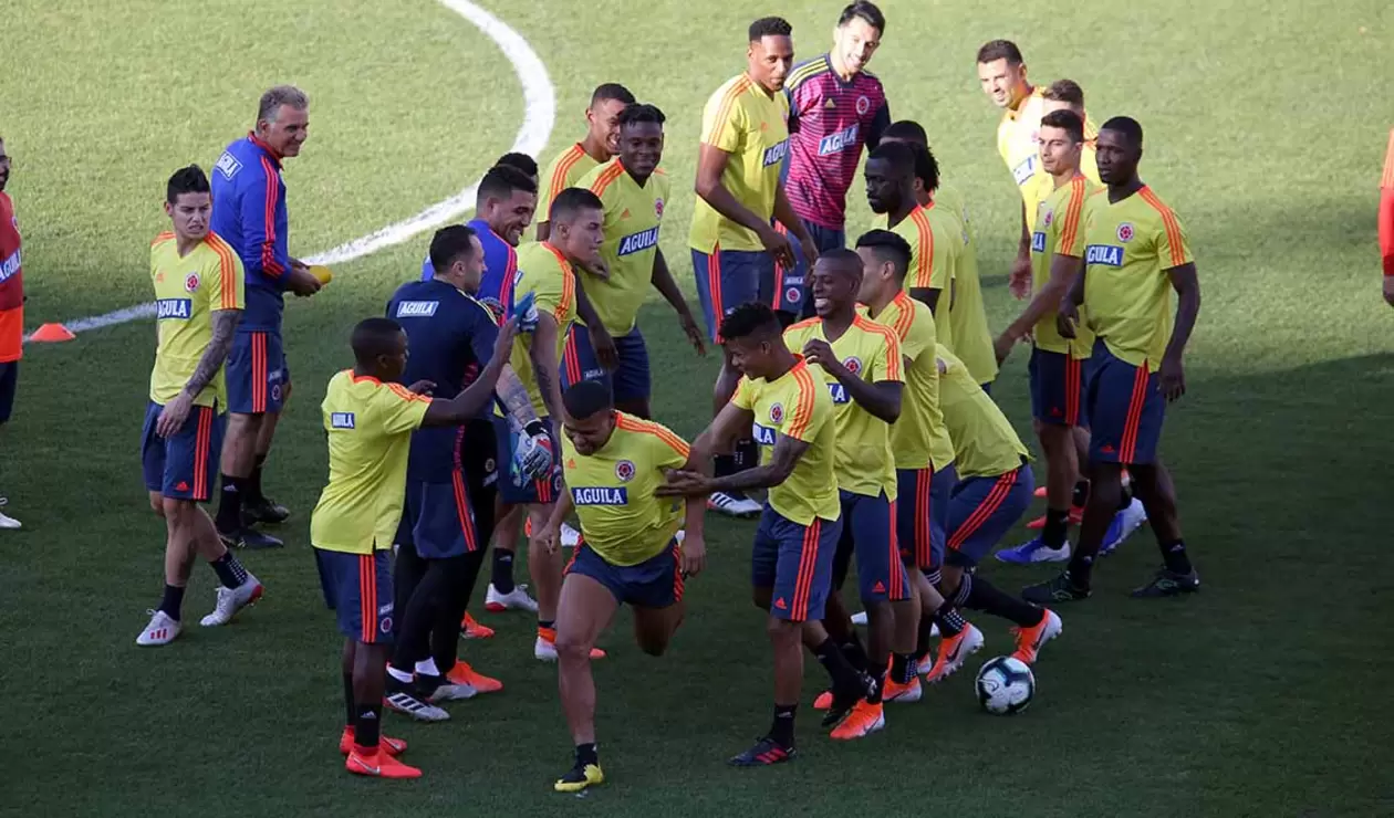 Los los jugadores de Colombia celebraron el cumpleaños del atacante Róger Martínez.