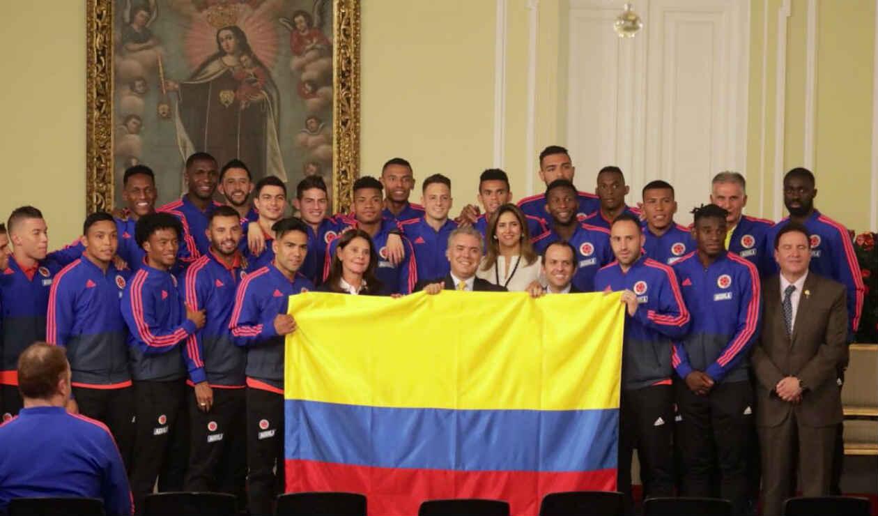 Jugadores de la Selección Colombia junto a Iván Duque