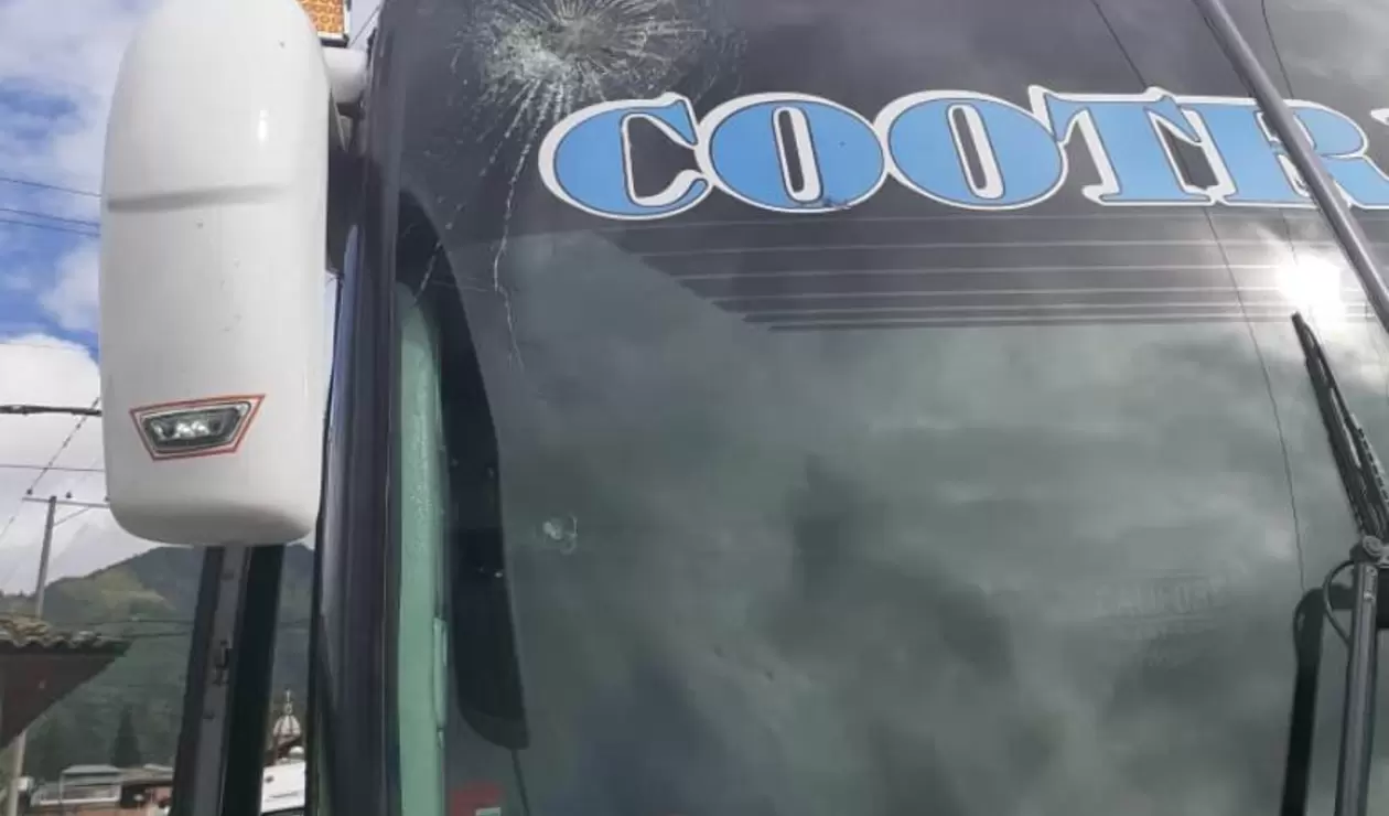 Los buses de los hinchas del Pasto fueron agredidos en su recorrido hacia Bogotá