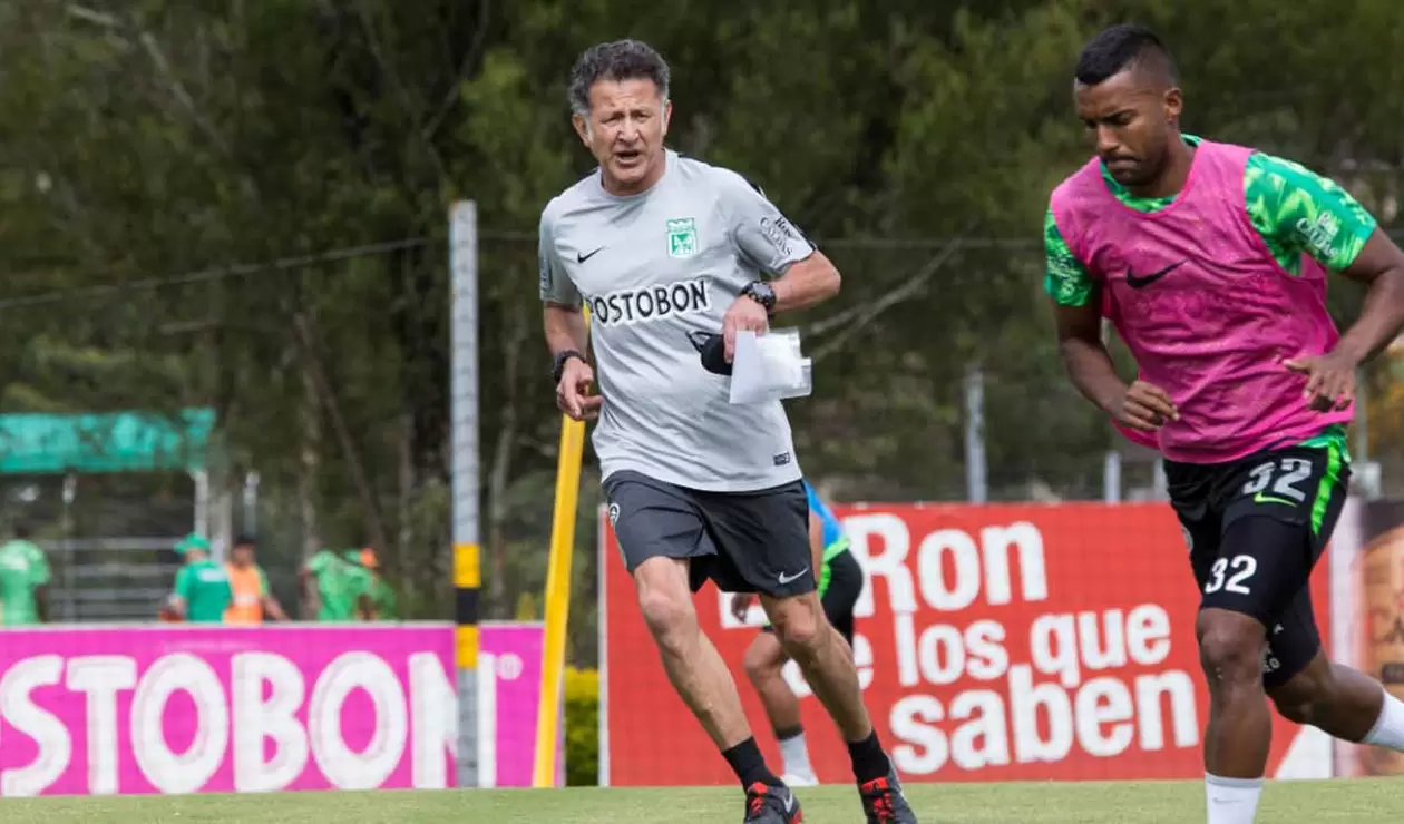 Juan Carlos Osorio dirigiendo un entrenamiento en Nacional