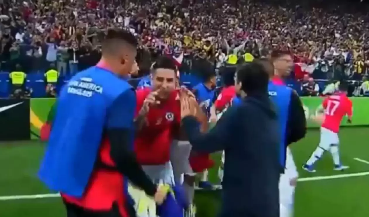 Erick Pulgar y su celebración tras clasificación de Chile ante Colombia
