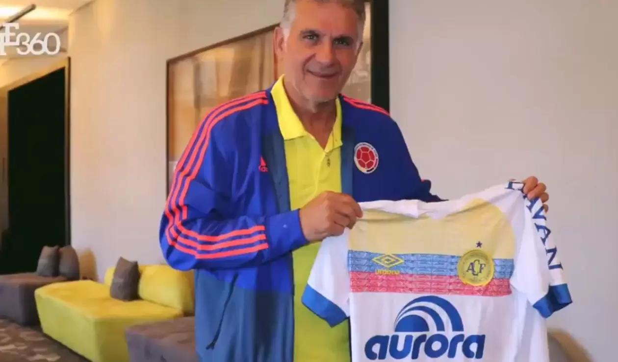Carlos Queiroz con la camiseta de Chapecoense