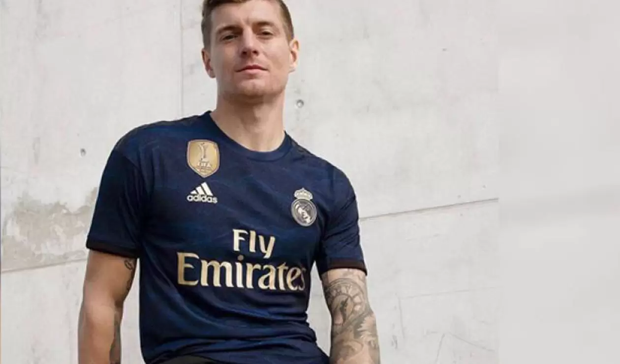 Los jugadores de Real Madrid portando la segunda camiseta de la temporada 2019/20