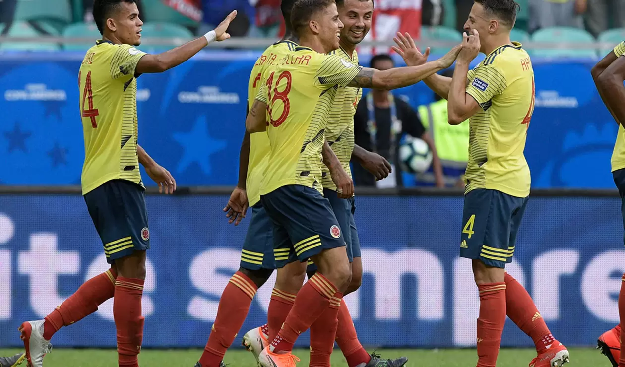 Selección Colombia festeja el gol ante Paraguay