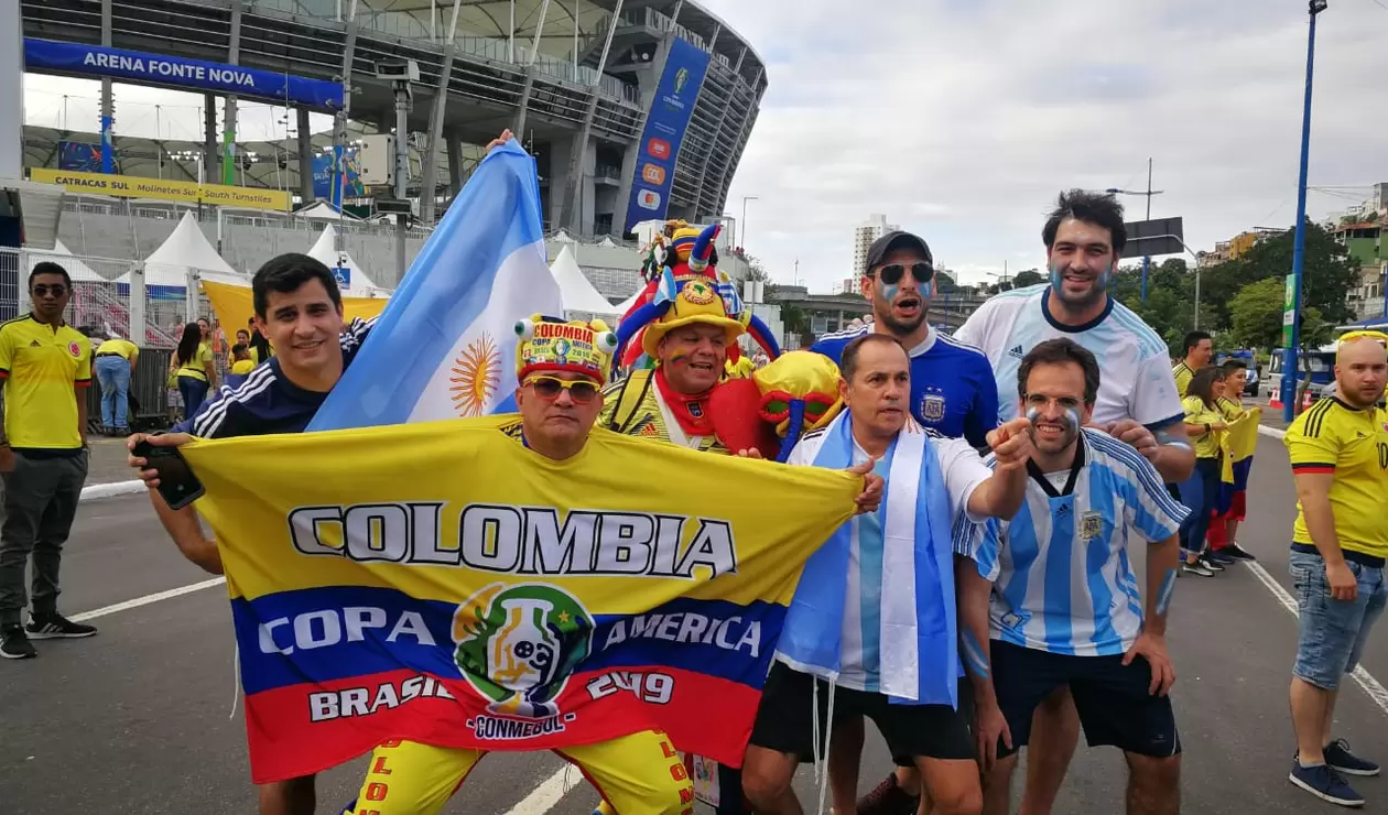 Hinchas de Colombia y Argentina antes del partido