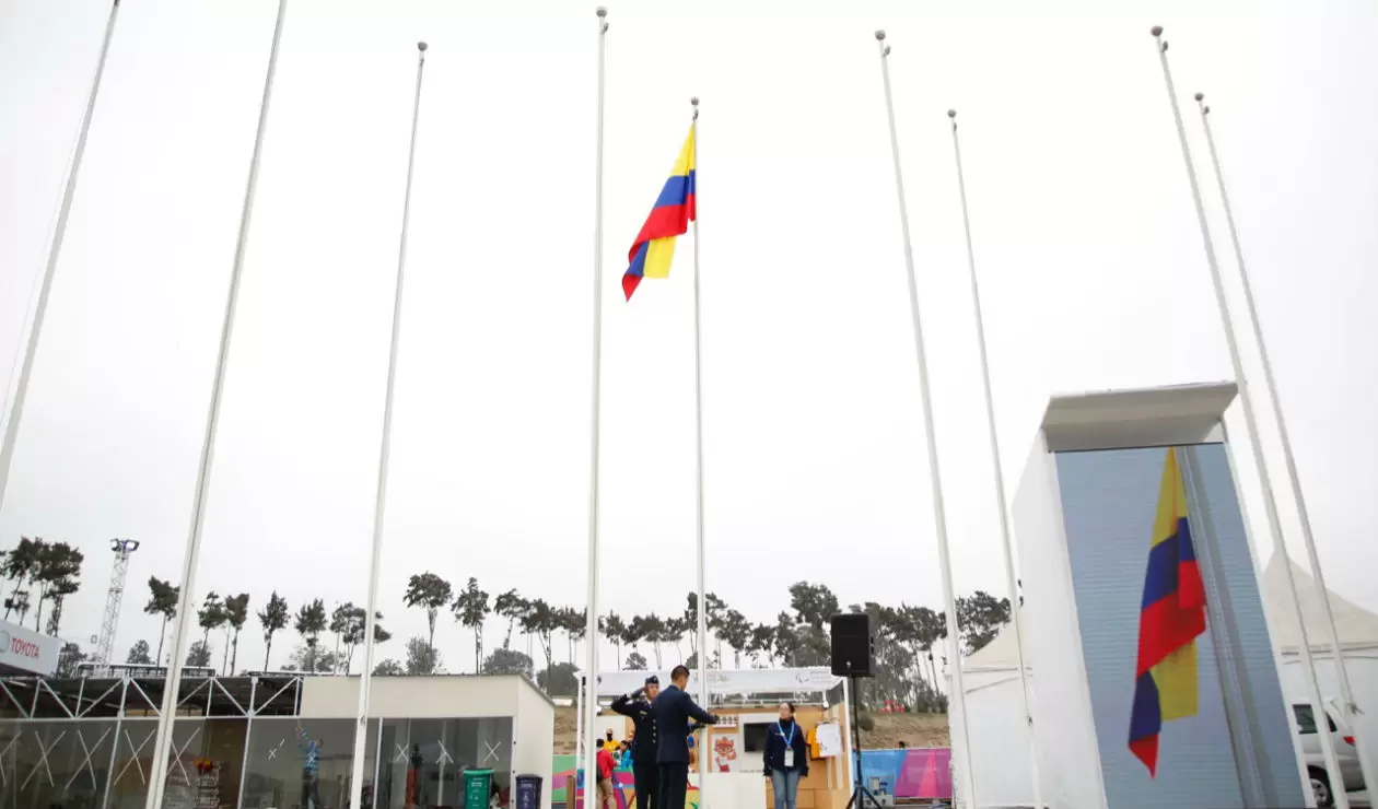 Izada de bandera de Colombia en Lima