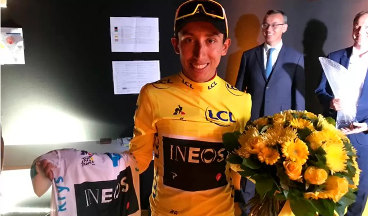 Egan Bernal, colombiano campeón del Tour de Francia, celebrando con su equipo