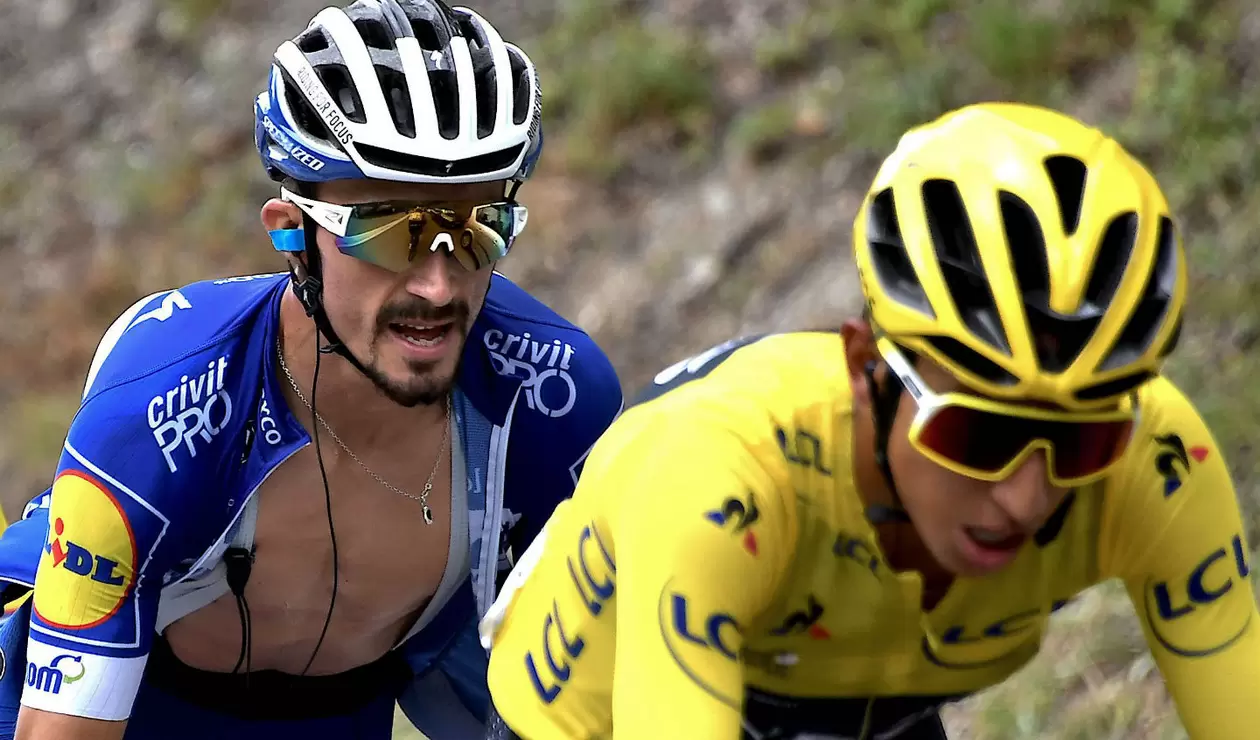 El ciclista francés Julian Alaphilippe siguiéndole el paso a Egan Bernal en la etapa 20 del Tour de Francia
