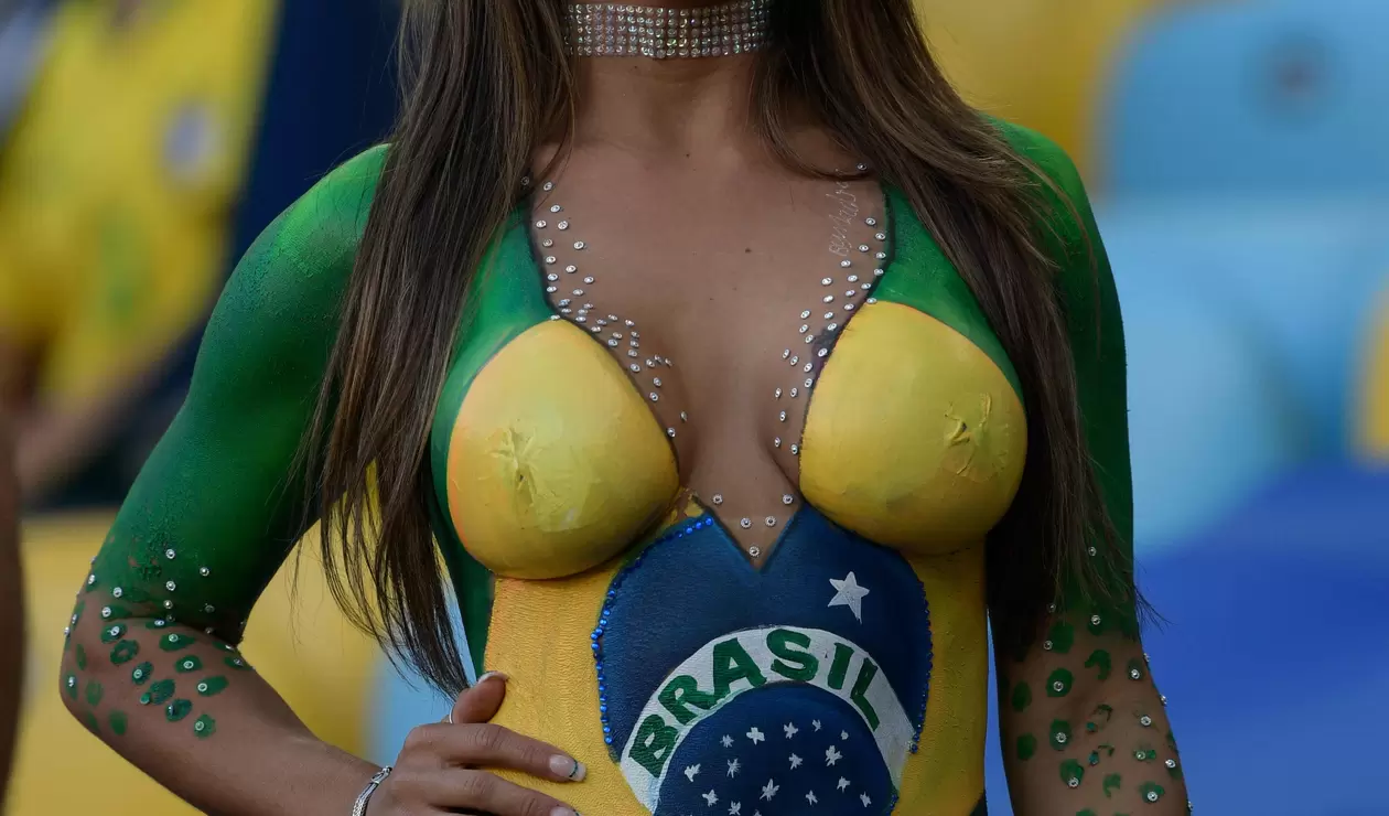 La hincha que se presentó con pintura haciendo las veces de ropa, en el estadio Maracaná, en Río de Janeiro