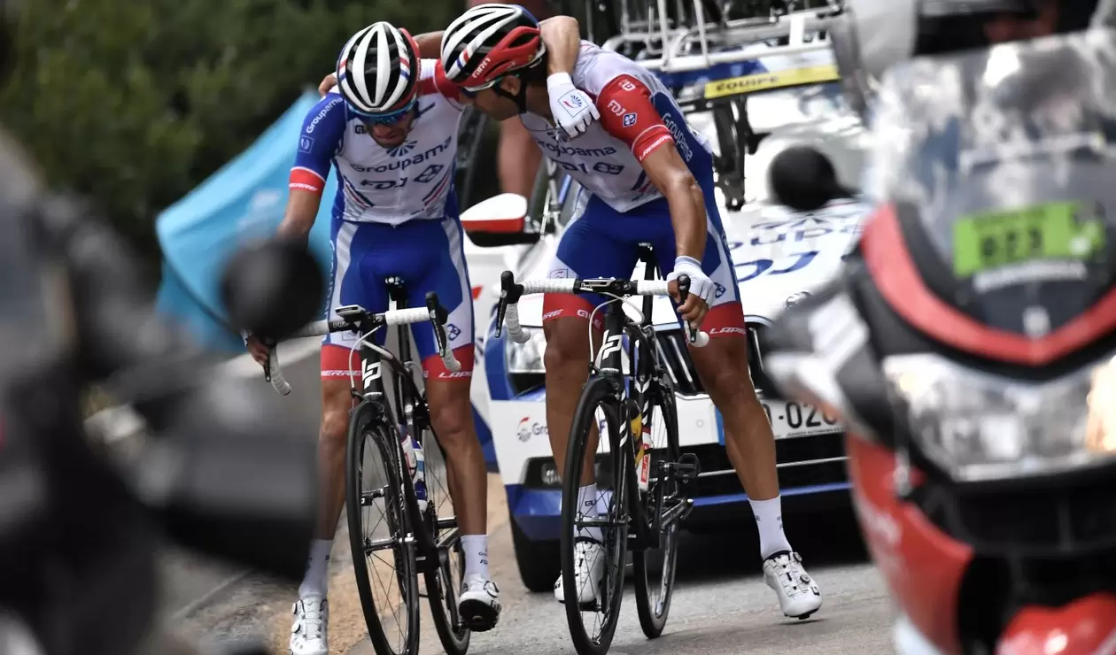 El protagonista de la triste imagen en el ciclismo es el francés Thibaut Pinot, quien iba quinto de la general del Tour de Francia a 1.50 del líder.