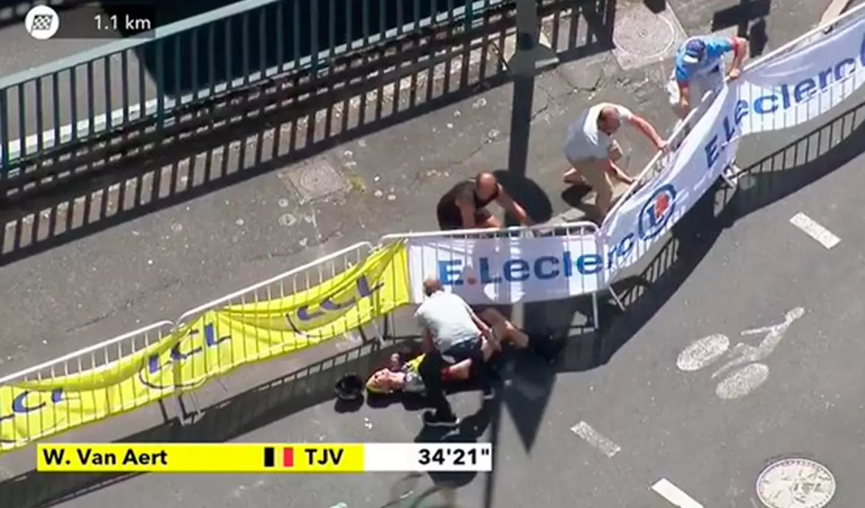 Wout van Aert, ciclista belga, tras caer en la crono individual, en el Tour de Francia
