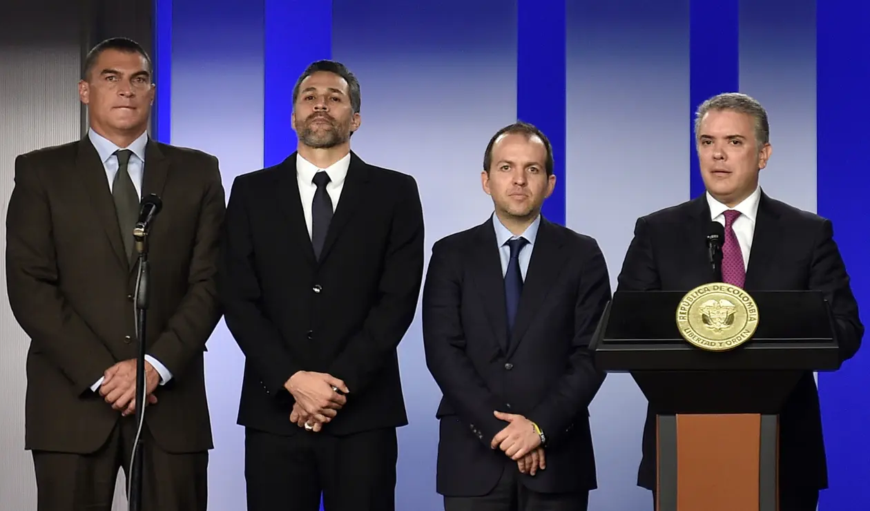 Faryd Mondragón (izq.), junto a Mario Yepes, Ernesto Lucena y el presidente Iván Duque.