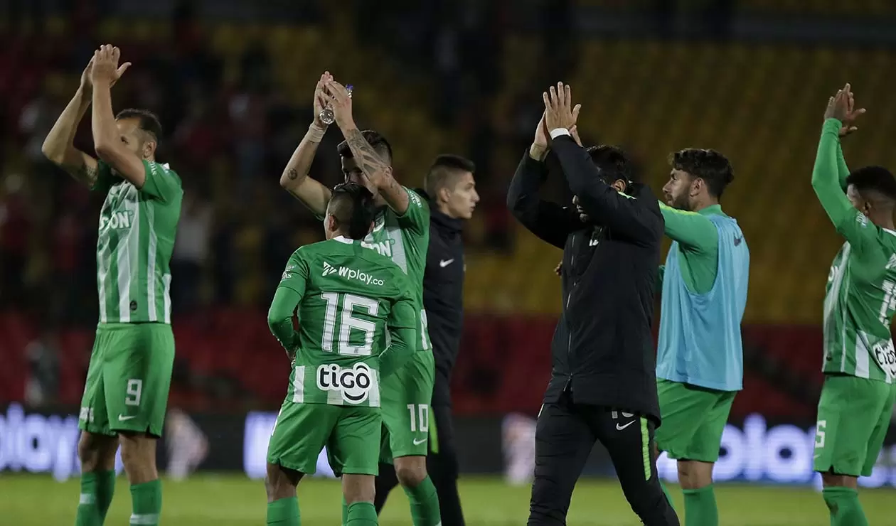 Atlético Nacional - jugadores saludando a la hinchada