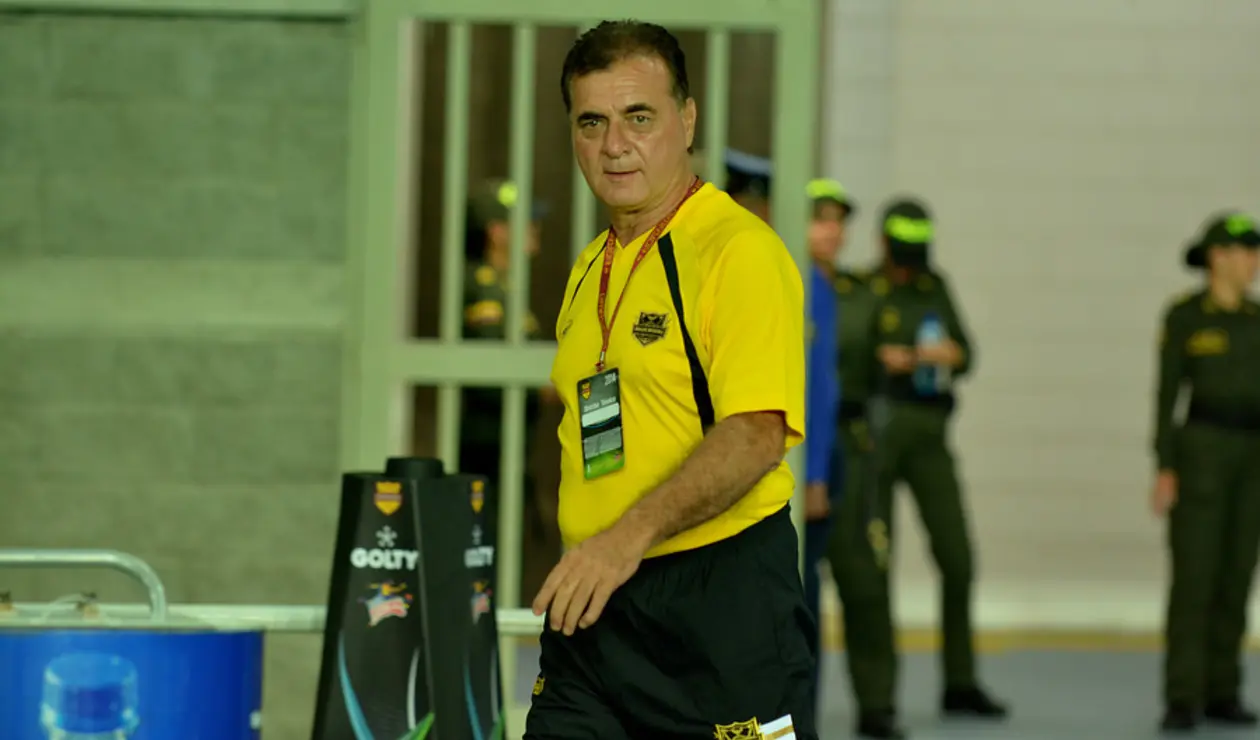 Óscar Héctor Quintabani, técnico colombiano