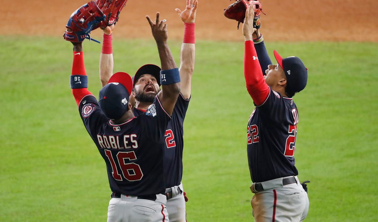 Los Nacionales de Washington celebrando su triunfo ante los Astros, en el primer juego de la Serie Mundial, en Houston