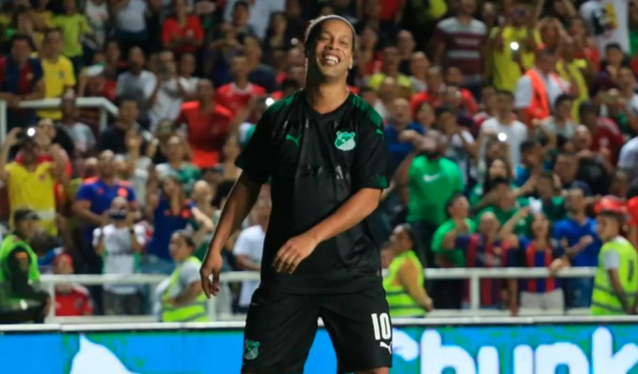 Ronaldinho, con el uniforme del Deportivo Cali, en el partido de exhibición ante América de Cali en el Pascual Guerrero, el 20 de octubre de 2019 en Cali