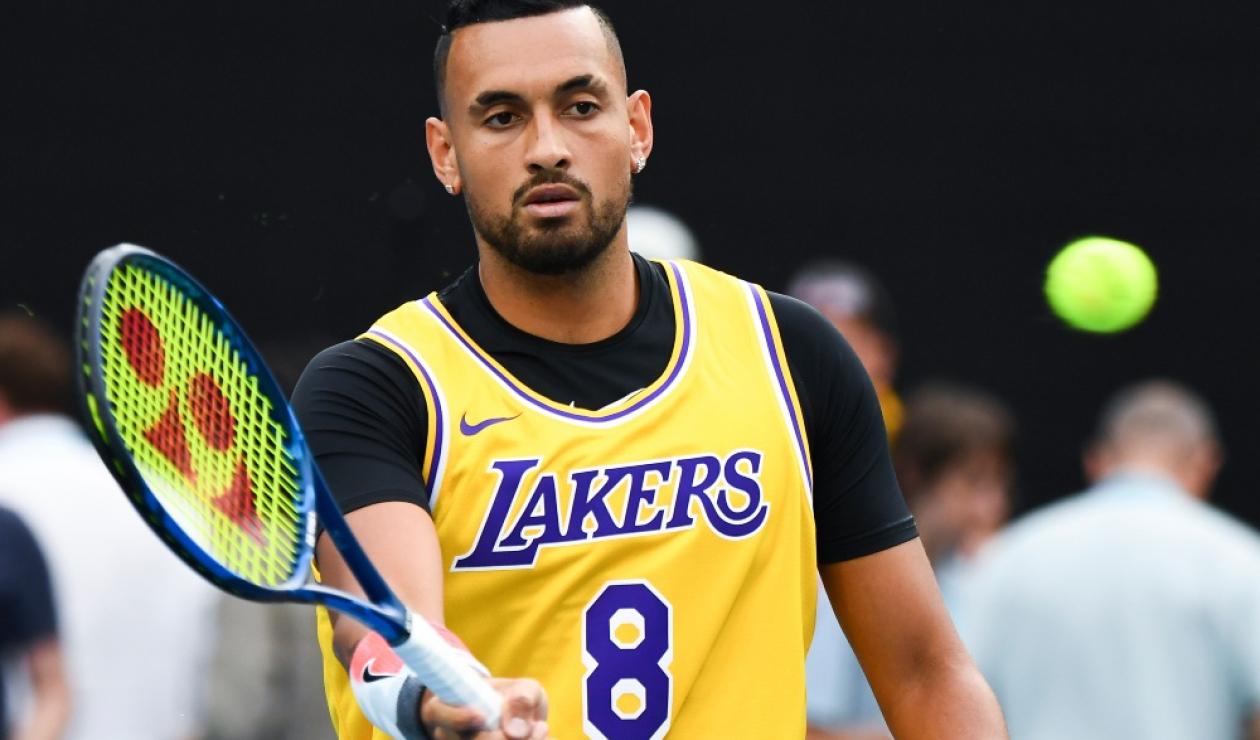 Kyrgios entra a la cancha con la camiseta de Kobe Bryant
