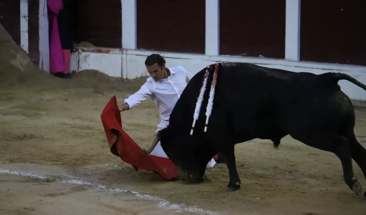 El torero español Antonio Ferrera triunfa en la Santamaría