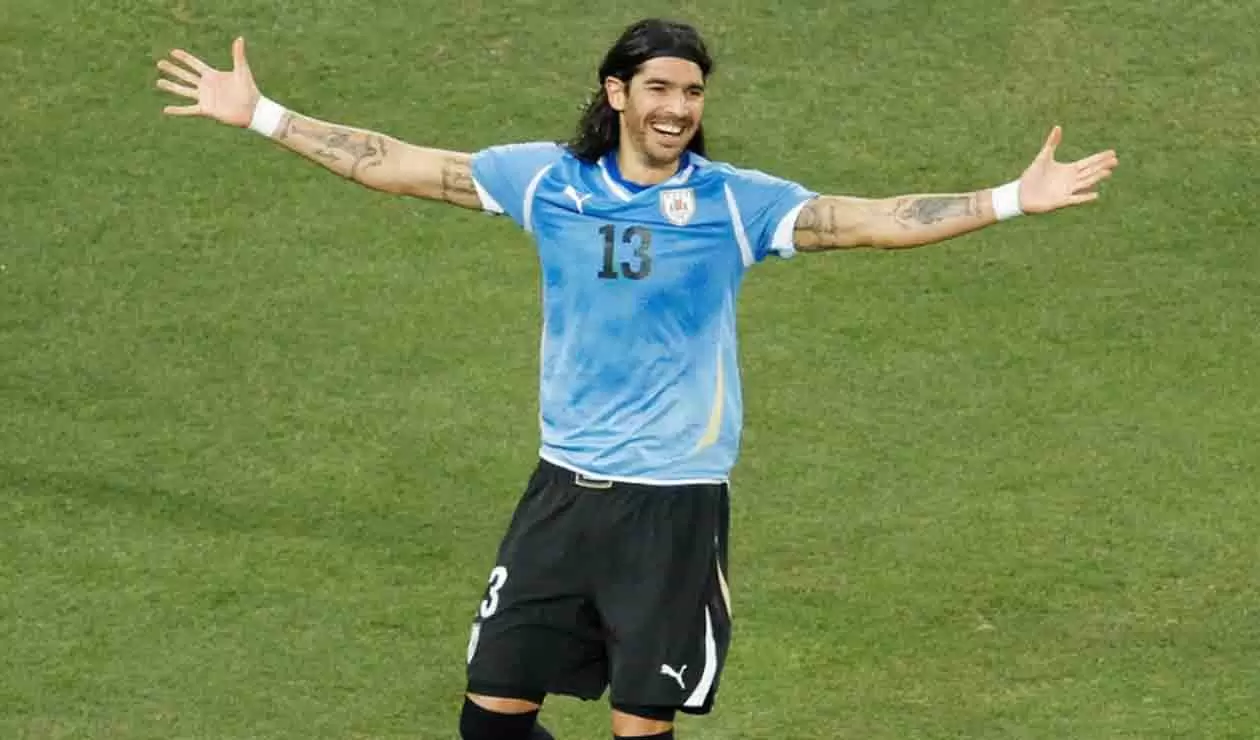 Sebastián el 'Loco' Abreu jugando con la Selección de Uruguay.