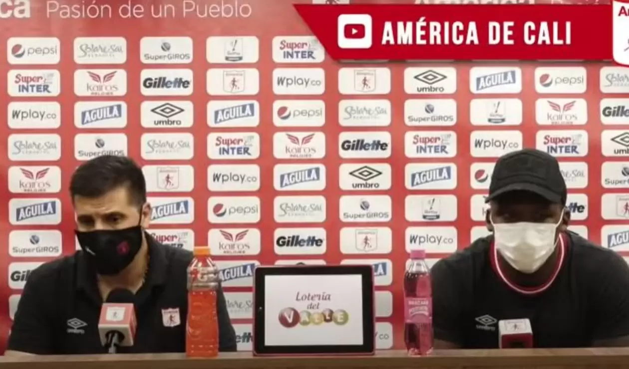 Juan Cruz Real y Marlon Torres, técnico y jugador del América