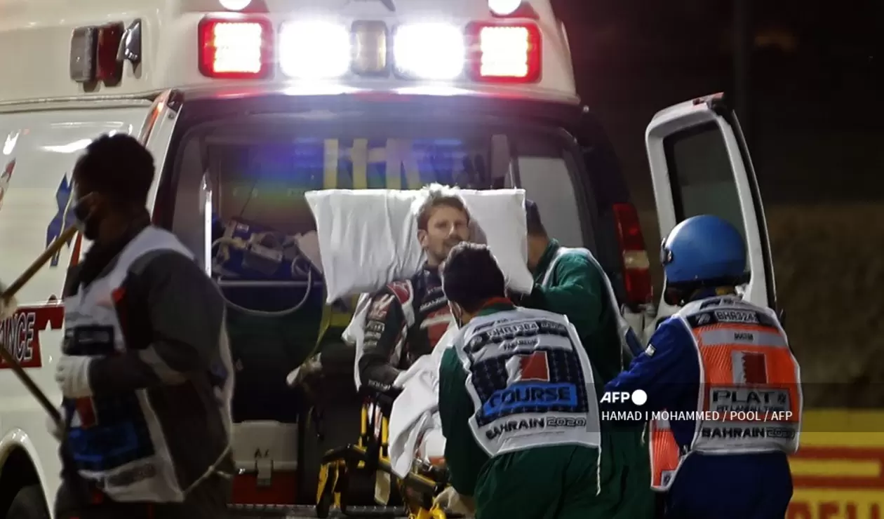 Grosjean llevado en ambulancia