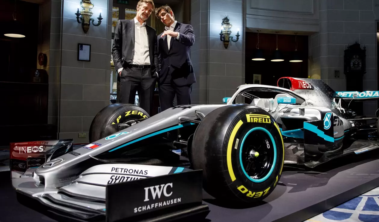 El director del equipo Mercedes AMG Petronas F1 Team, Toto Wolff y el presidente de Ineos, Jim Ratcliffe.