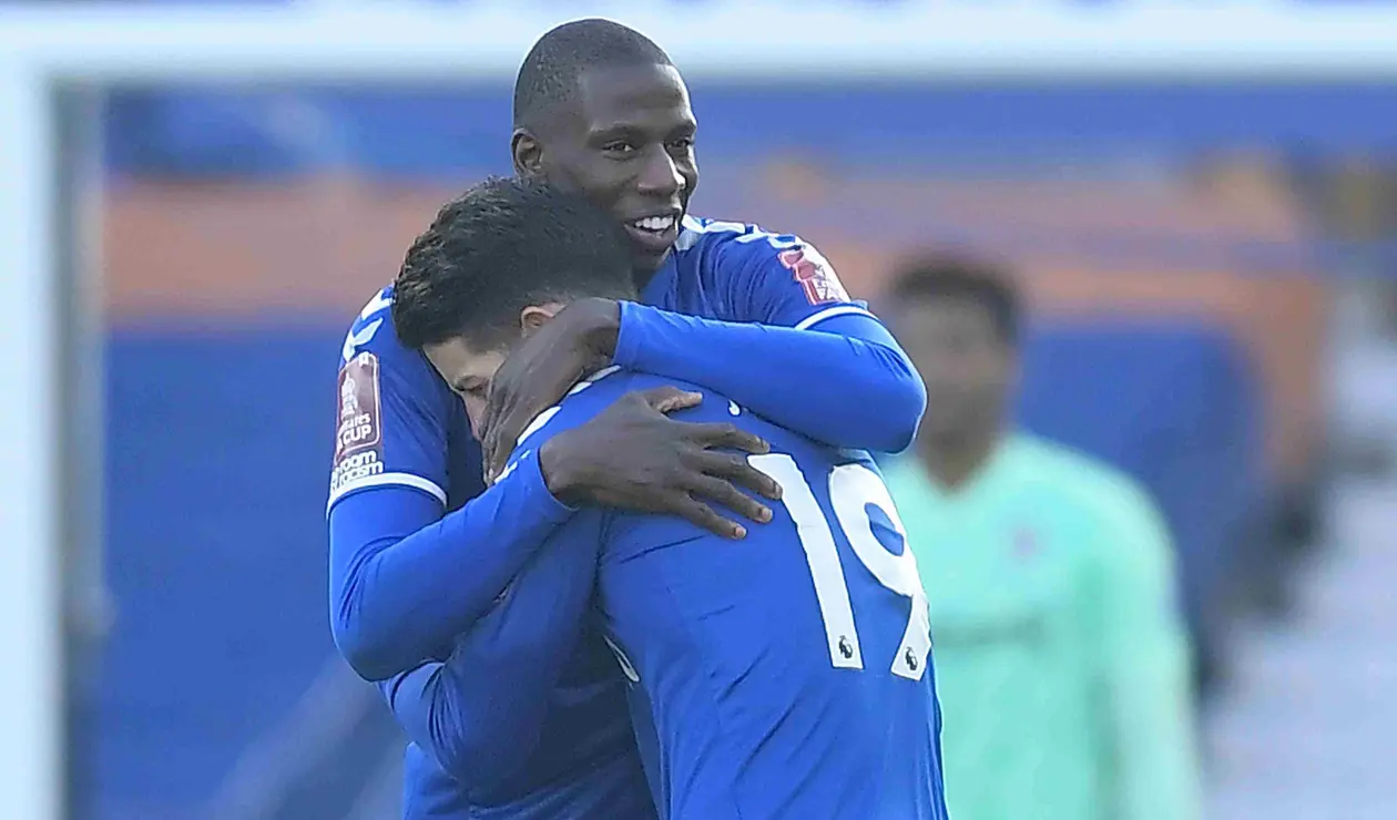 James Rodríguez  y Doucouré - Everton