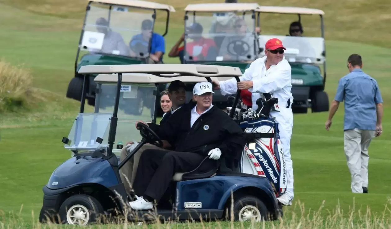 Donald Trump jugando golf