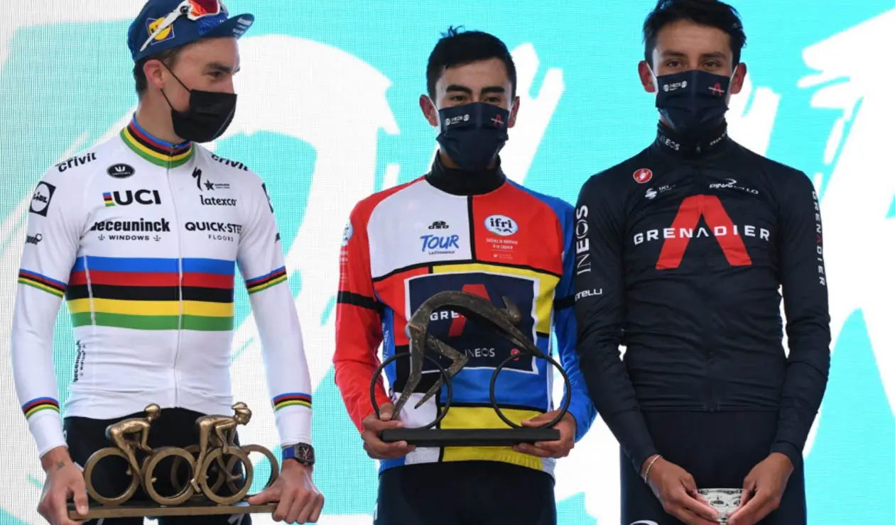 Iván Sosa y Egan Bernal, en el podio del Tour de la Provence junto a Julian Alaphillipe
