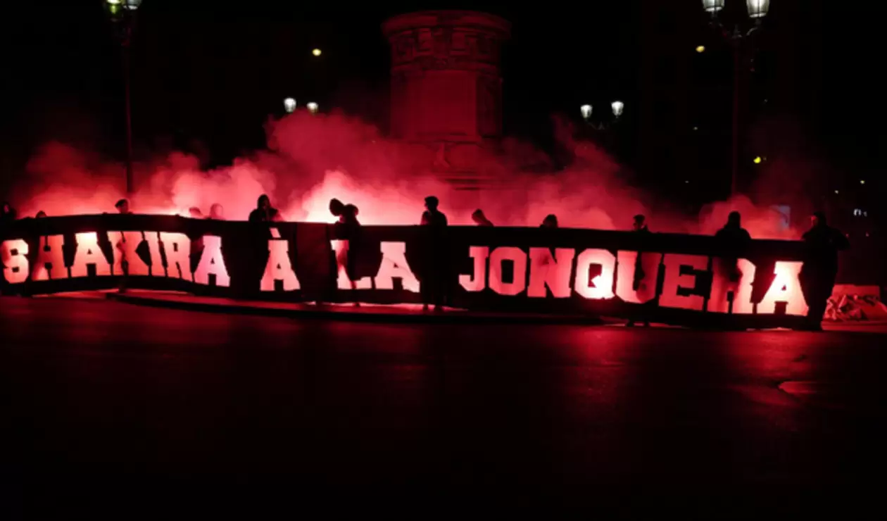 Pancartas de ultras de PSG contra Shakira