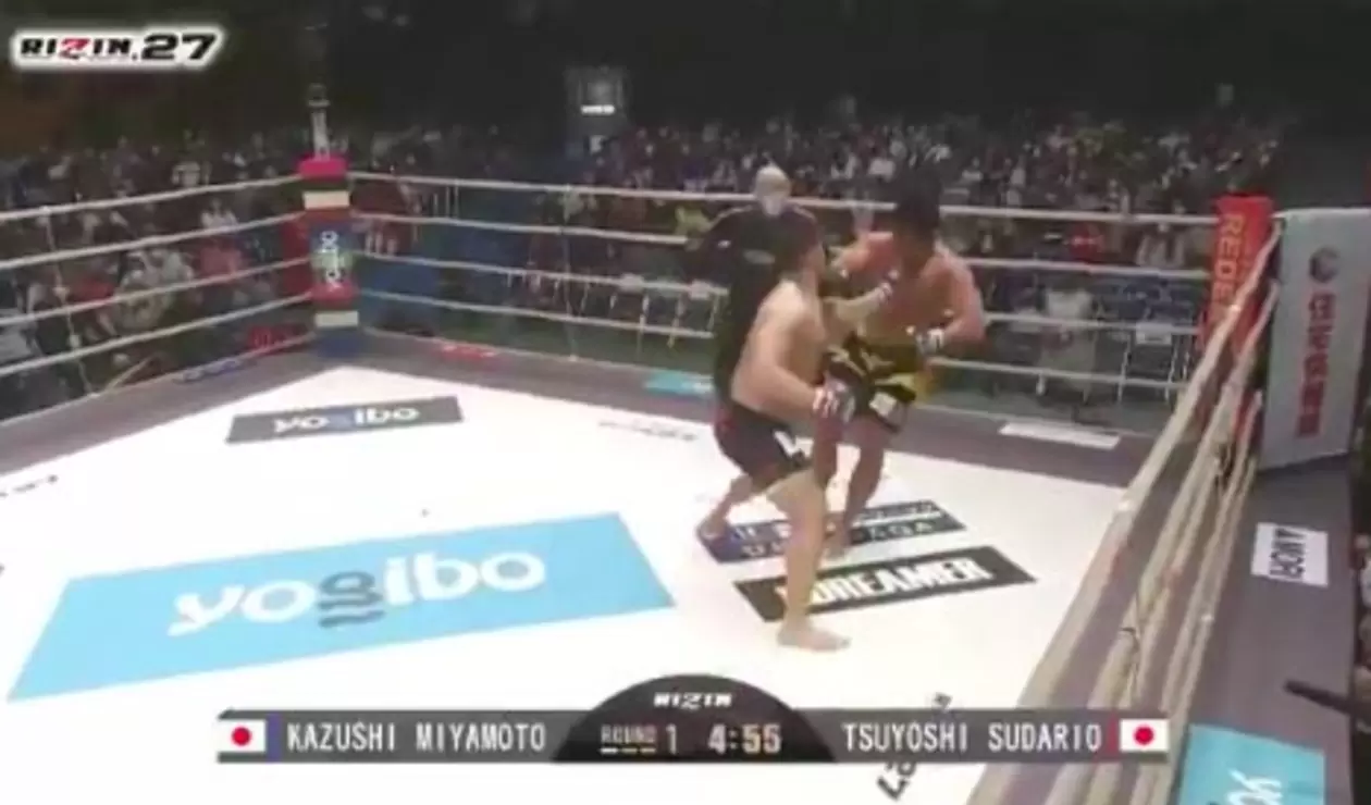 Luchador noquea a su rival, lo sigue golpeando y provoca una batalla campal