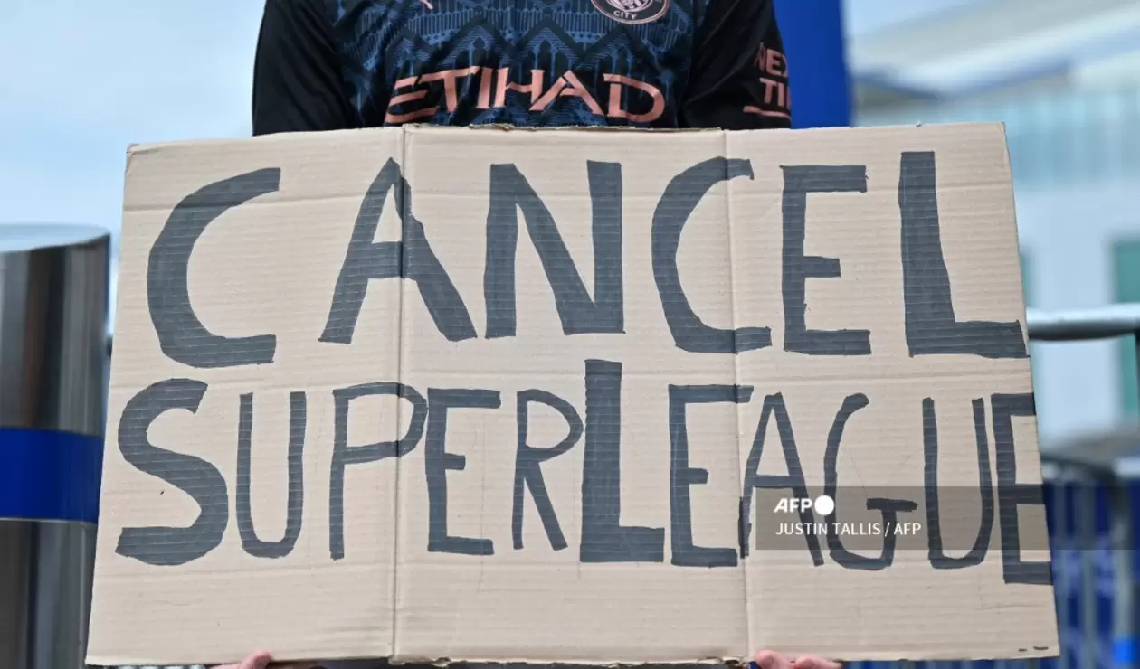 Hinchas expresando su desacuerdo con la creación de la Superliga 