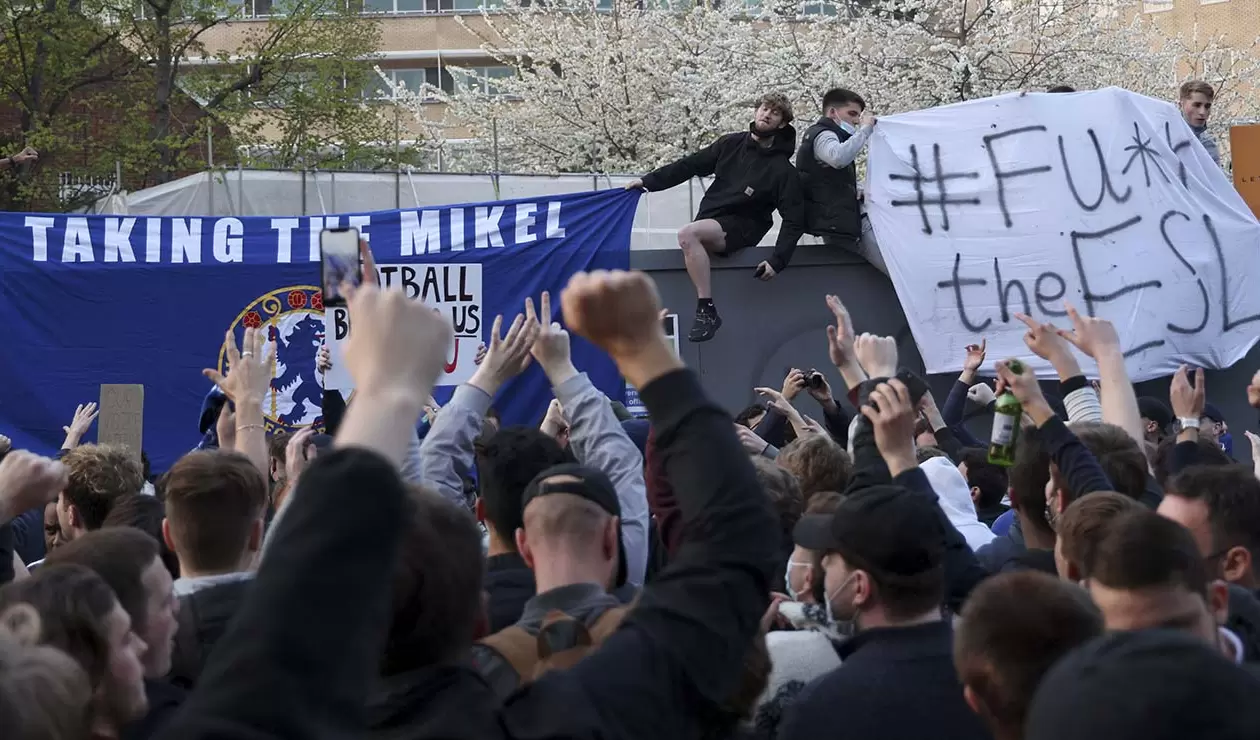 Hinchas del Chelsea protestan por la Superliga de Europa