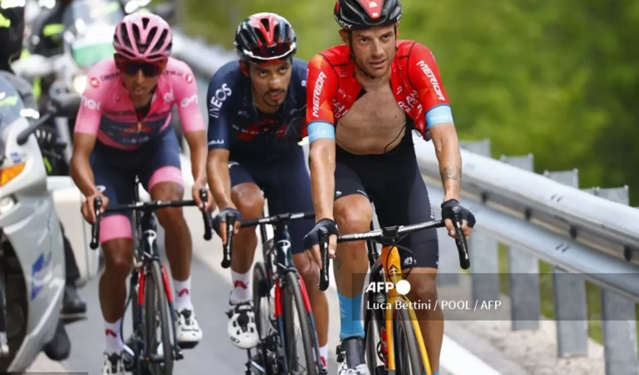 Damiano Caruso junto a Dani Martínez y Egan Bernal en el Giro de Italia